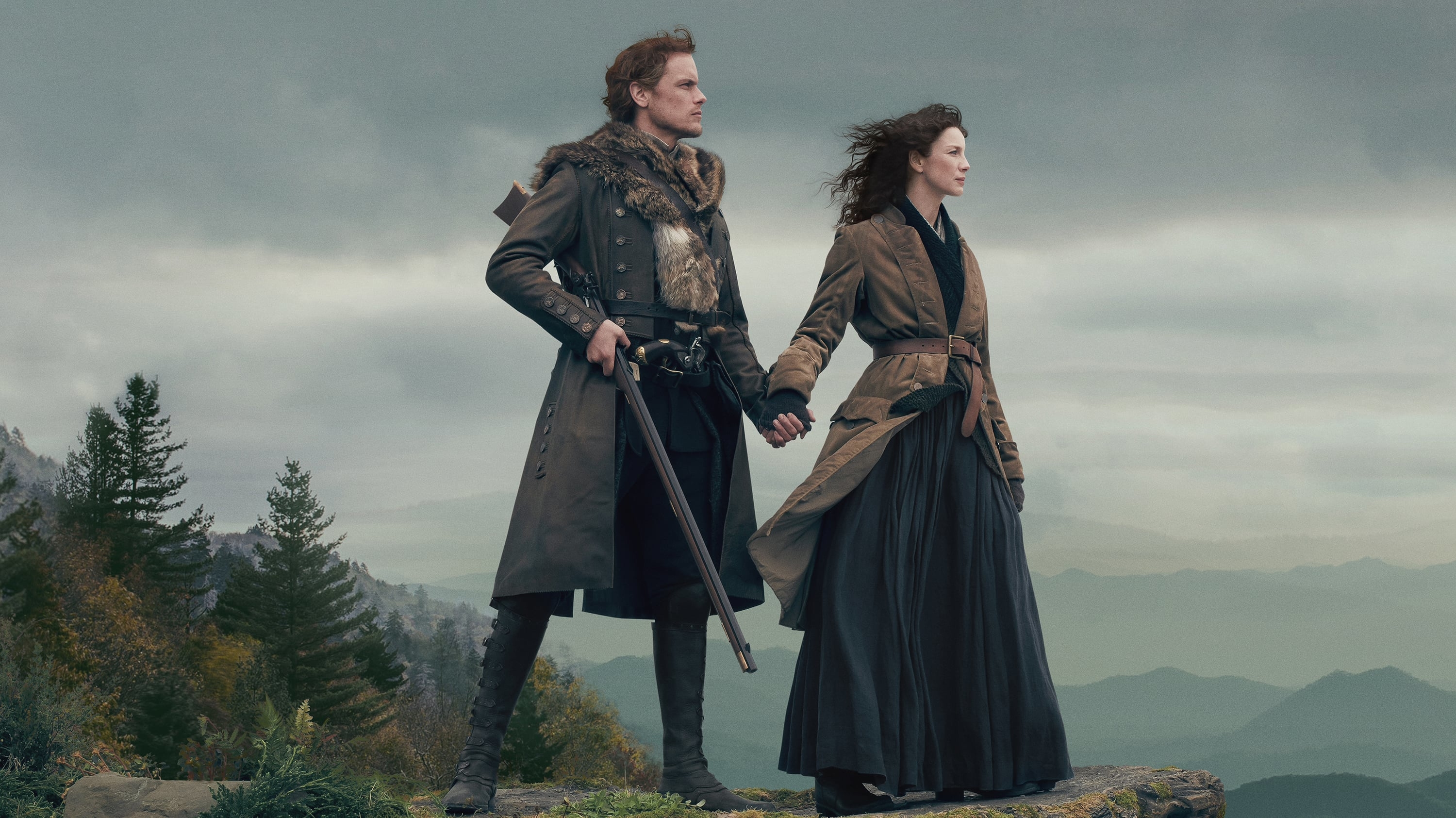 Claire et Jamie Fraser se tenant la main