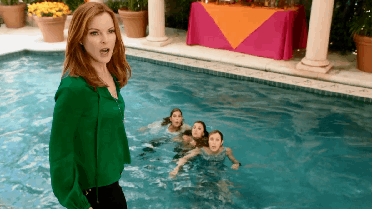 Bree face à la piscine où sont ses amies après une chute